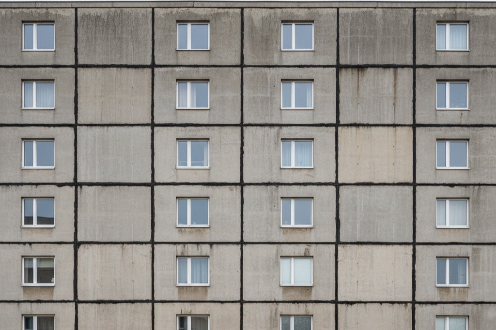Fassade eines Wohnblocks aus Betonfertigteilen mit sichtbaren Fugen zwischen den Platten